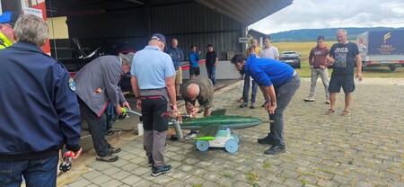Naš modelar Srečko Žnidarčič z modelom Fieseler Fi 103, bolj znanim kot V1.